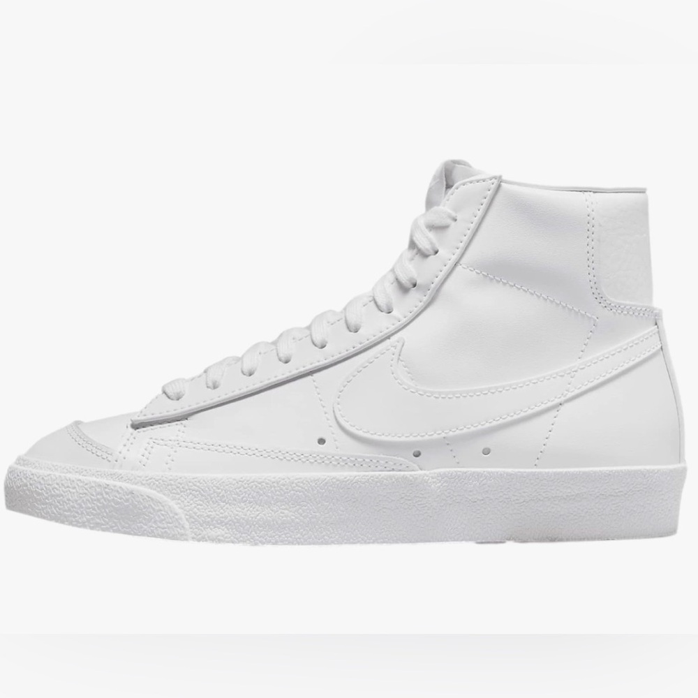 Nike womens Blazer Mid 77
Size 8
